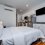 Chic Modern Studio Apartment By Stay Gia