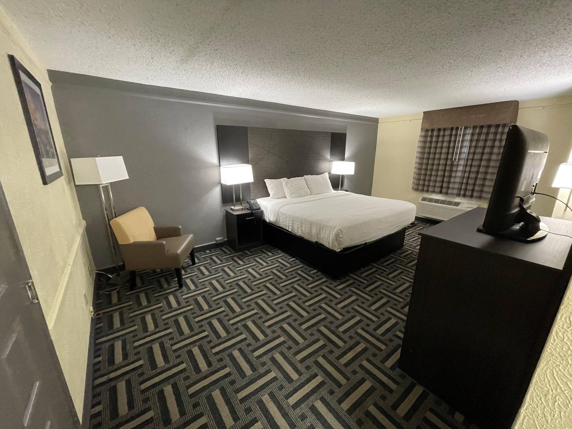La Quinta By Wyndham Airport Lynhurst Hotel