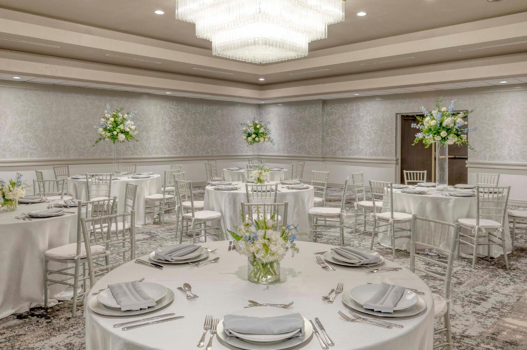 Hotel Crowne Plaza Indianapolis-airport By Ihg Indianapolis