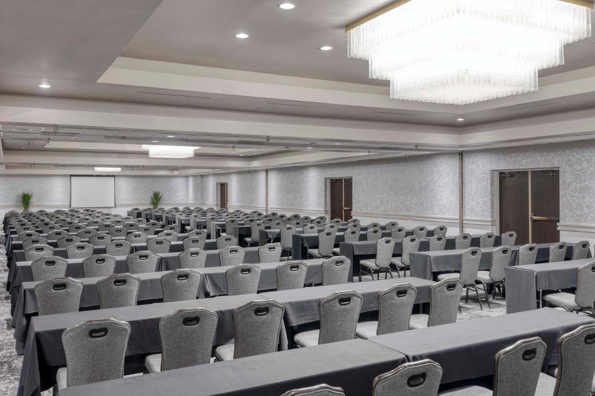Crowne Plaza Indianapolis-airport By Ihg