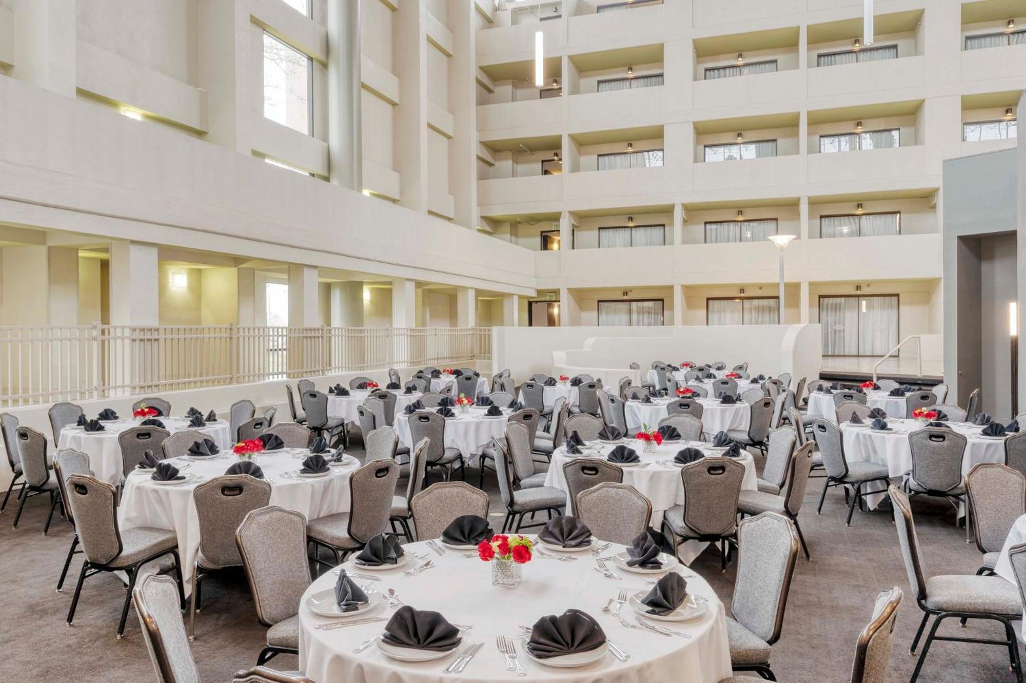 Crowne Plaza Indianapolis-airport By Ihg Hotel 4*
