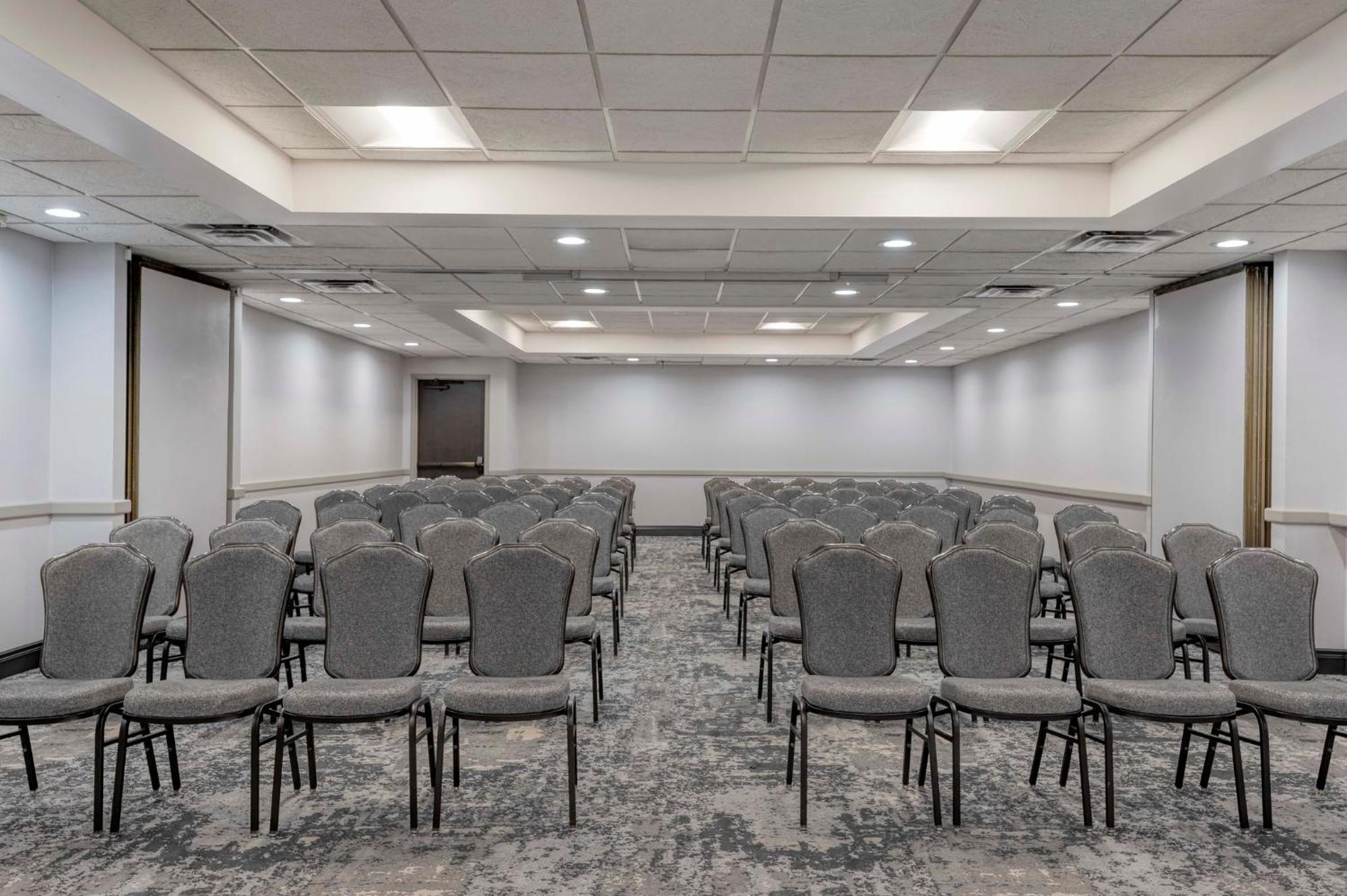 Hotel Crowne Plaza Indianapolis-airport By Ihg Indianapolis