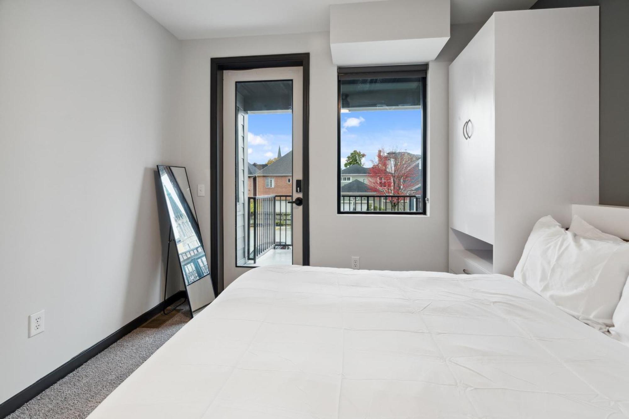 Cozysuites Mass With Parking Lounge & Roof Deck #23 * Indianapolis