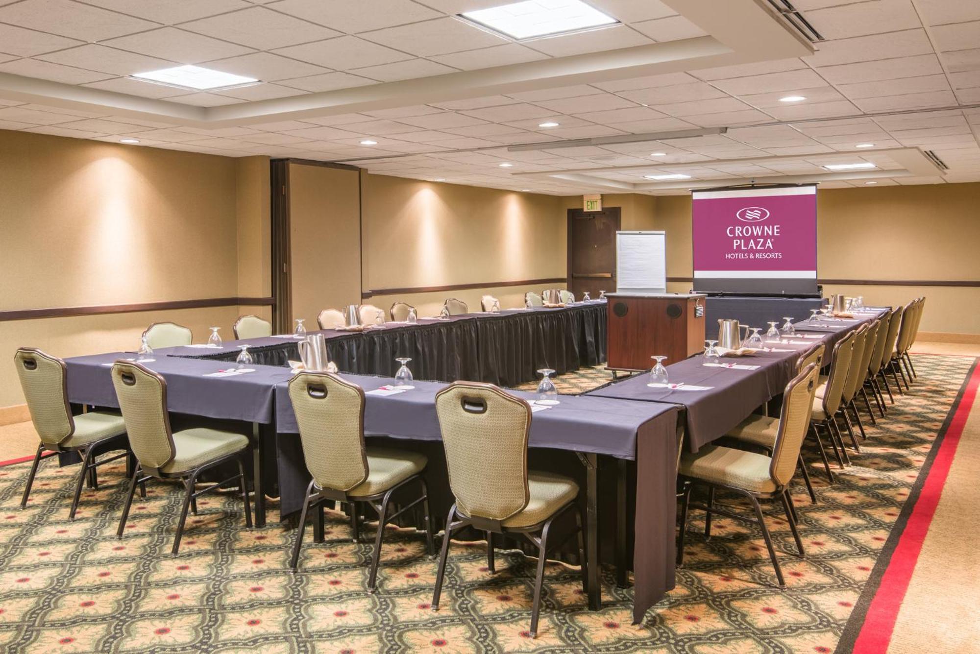 Crowne Plaza Indianapolis-airport By Ihg 4*
