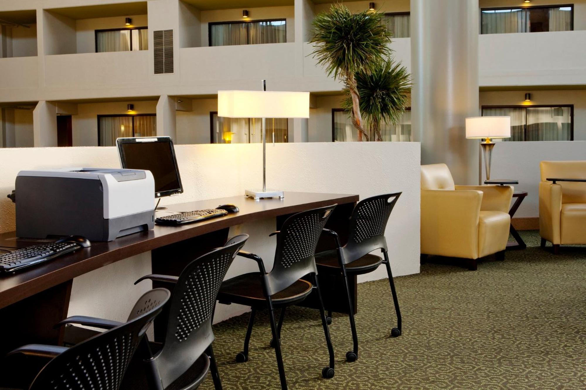 Crowne Plaza Indianapolis-airport By Ihg Hotel Indianapolis