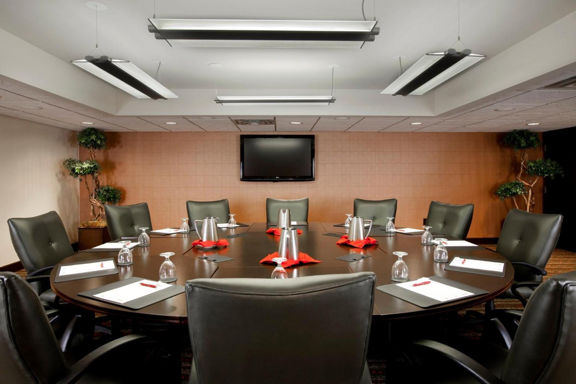 Crowne Plaza Indianapolis-airport By Ihg Hotel