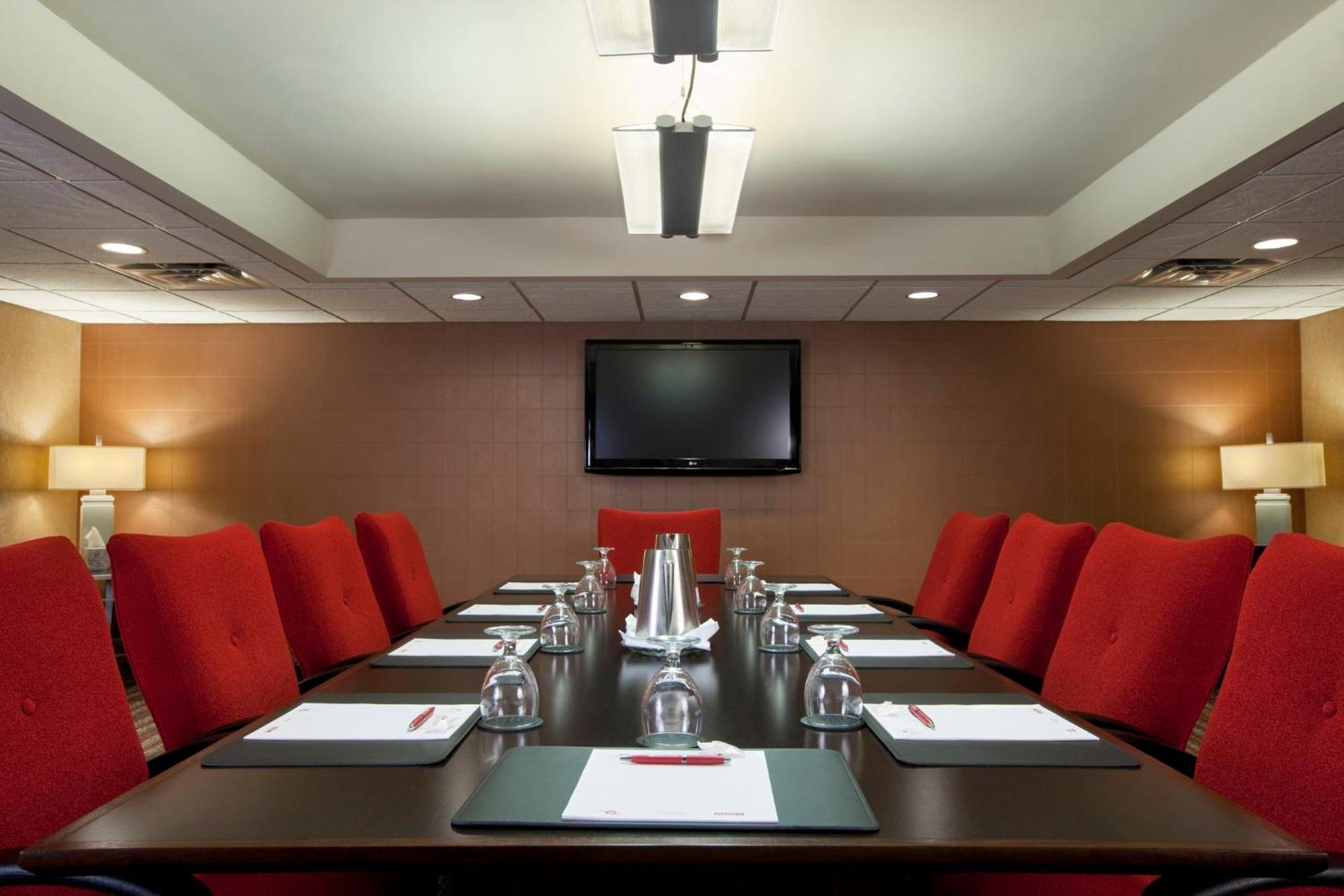 Crowne Plaza Indianapolis-airport By Ihg Hotel 4*
