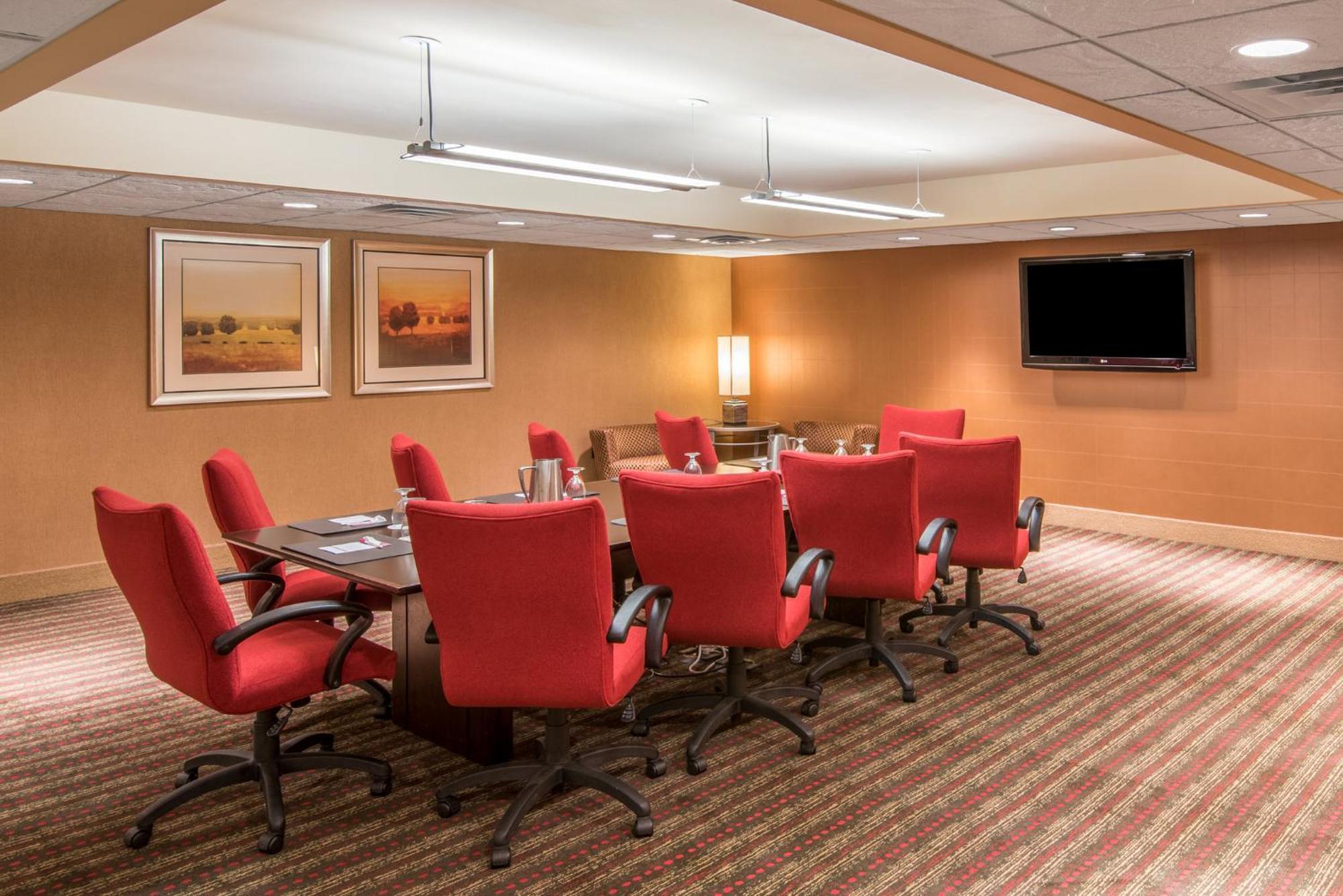 Crowne Plaza Indianapolis-airport By Ihg Indianapolis