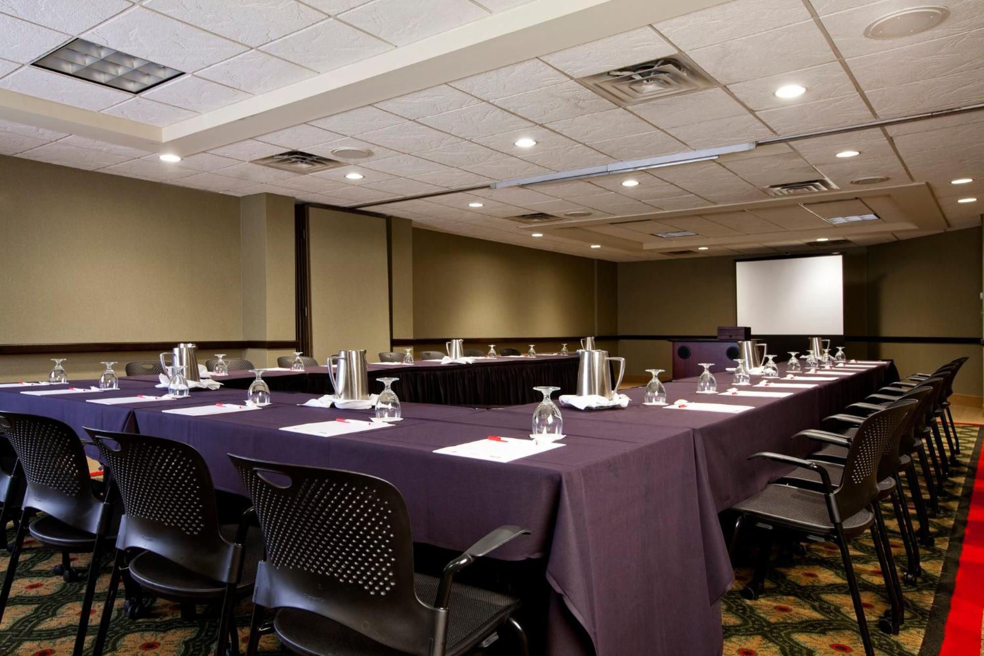 Crowne Plaza Indianapolis-airport By Ihg Hotel 4*