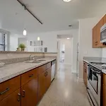Frontdesk I 333 Penn Apts Downtown Indy\'S Circle Center