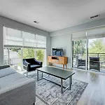 Modern Chic 2 Bedroom Apartment By Stay Gia