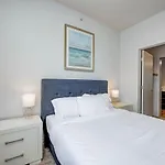 Modern Chic 2 Bedroom Apartment By Stay Gia
