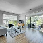 Modern Chic 2 Bedroom Apartment By Stay Gia