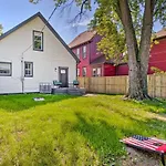 Quaint And Cozy Indianapolis Getaway With Yard!