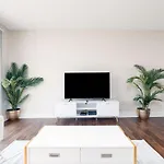Stylish 1Br In At The Crossing