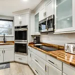 Modern Indianapolis Home Less Than 2 Mi To Downtown!