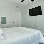 Modern Dwntwn 1 Bdrm Apt Pool Gym Free Parking