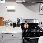 Spacious Suite Close To Downtown Indy/ King Bed
