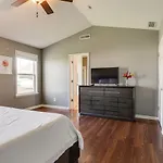 Indianapolis Home With Patio And Community Pool!