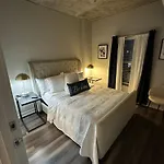 Downtown Luxury Apartment With Private Indoor Parking