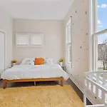 3Br City Chic Modern Apt - Central Location