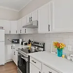 3Br City Chic Modern Apt - Central Location
