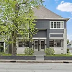 3Br City Chic Modern Apt - Central Location