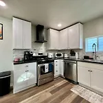 Modern Style Home Near Dt Indy & Major Attractions