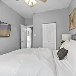 Convenient - Pet And Baby - Near Convention And Hospital