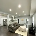 Spacious & Great Location! 4-5 Bedrooms