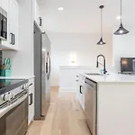 Great Location! 1Br 1Bath Carriagehouse