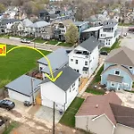 Great Location! 1Br 1Bath Carriagehouse