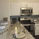 Free Parking! Downtown King Suite Lucas Oil- Conv Center Skywalk#1
