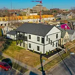 Spacious Barndominium Walking Distance-Lucas Oil!