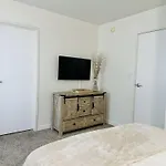 Downtown 2Br Penthouse Suite With Balcony And Direct Skybridge Access