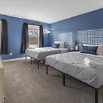 Tranquil Escape On 1 Acre Near Eagle Creek