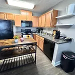 2 Bedroom Apartment On Third Floor With Elevator Access 7 Mins To Iu Health Methodist- 3 Mins To Riley Children Hospital And Va Hospital-4 Mins To Eskenazi- Free Onsite Parking