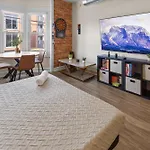 Steps Away From Mass Ave In Heart Of Indy With Balcony