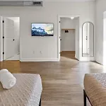 Steps Away From Mass Ave In Heart Of Indy With Balcony