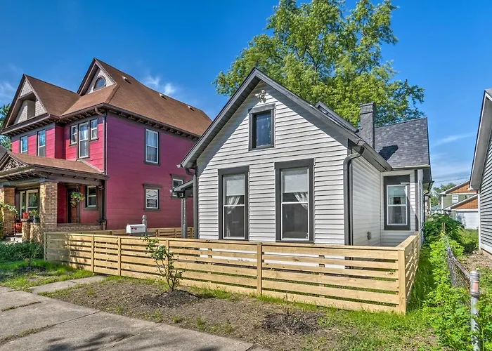Quaint And Cozy Indianapolis Getaway With Yard!