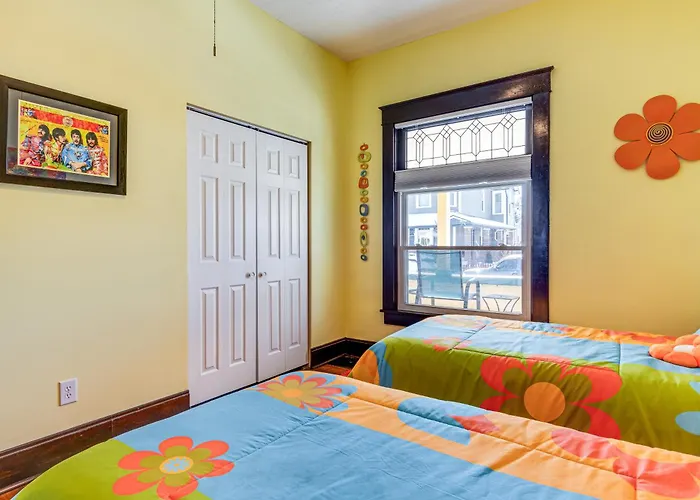 Retro-Inspired Indy Home Walk To Fountain Square!