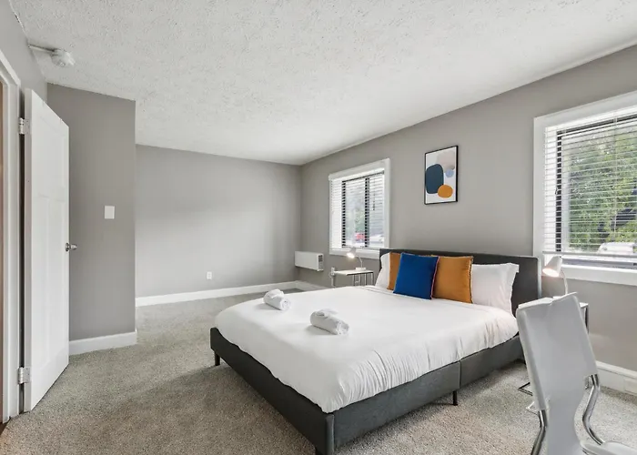 River West 104 I Modern & Elegant