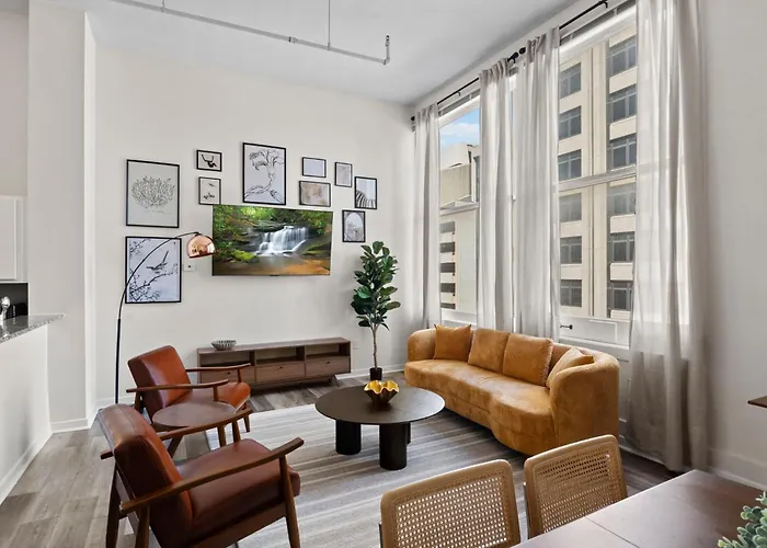 Indy Metro Stay - Sleeps 8 - Skywalk Access - Monument Circle