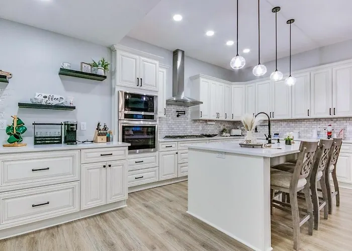 Spacious Barndominium Walking Distance-Lucas Oil!