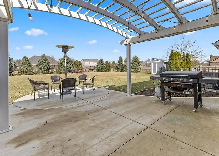 Tranquil Escape On 1 Acre Near Eagle Creek