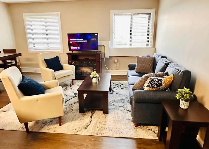2 Bedroom Apartment On Third Floor With Elevator Access 7 Mins To Iu Health Methodist- 3 Mins To Riley Children Hospital And Va Hospital-4 Mins To Eskenazi- Free Onsite Parking