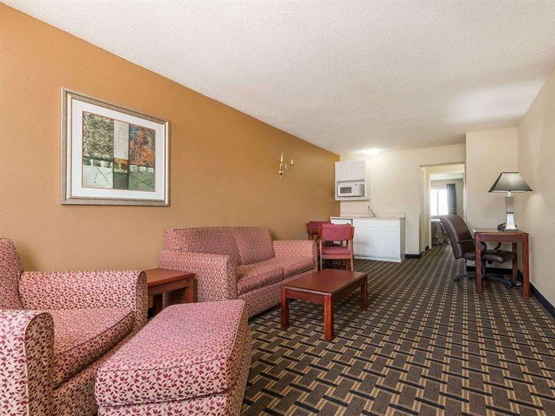 Hotel Super 8 By Wyndham Indianapolis/ne/castleton Area