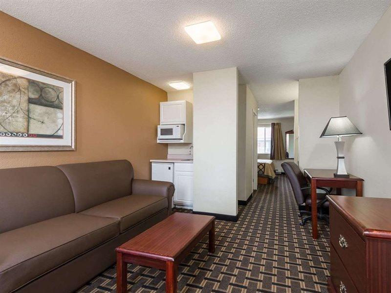 Hotel Super 8 By Wyndham Indianapolis/ne/castleton Area 2*