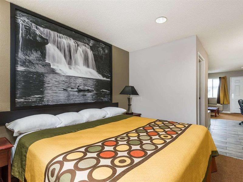 Super 8 By Wyndham Indianapolis/ne/castleton Area 2*