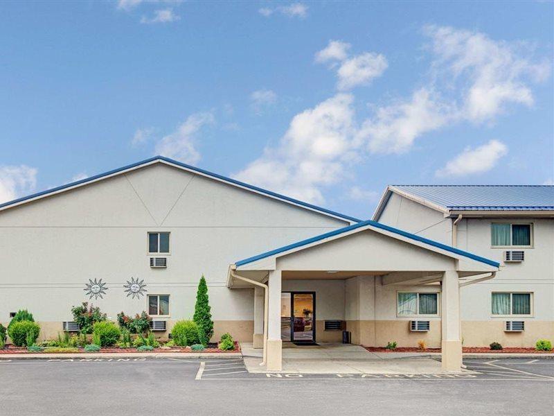 Super 8 By Wyndham Emerson 2*